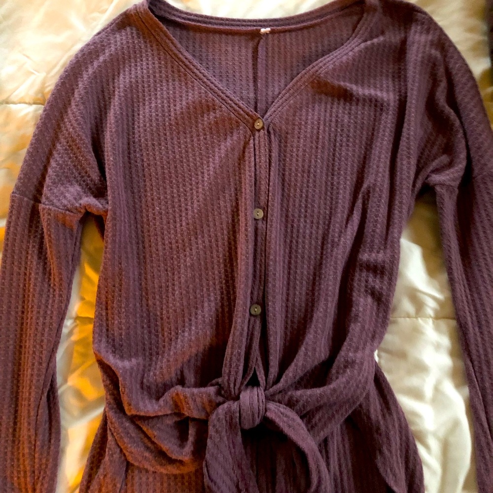 Casual shirt with long shirttail back and tie front. Size small